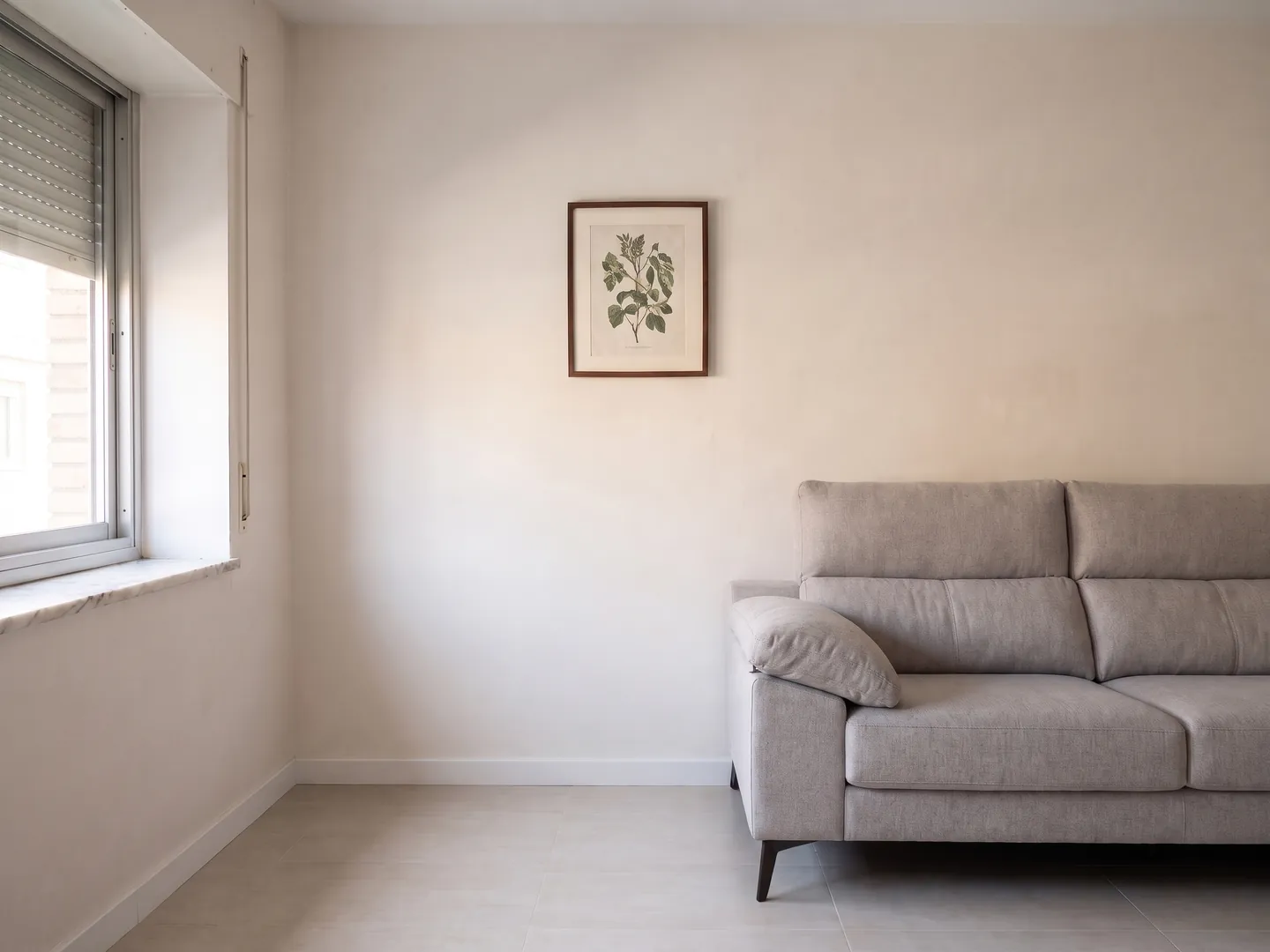 La misma pared del salón, reparada y pintada, sin manchas